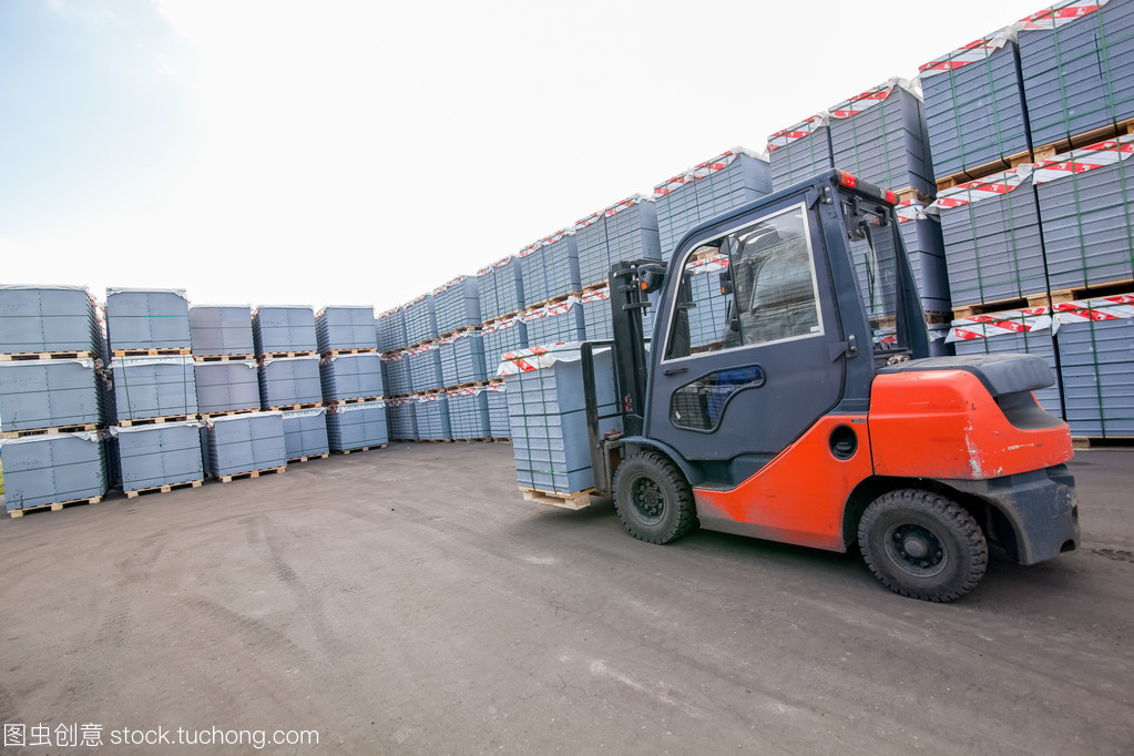 自動(dòng)裝載機(jī)砼砌塊 現(xiàn)代建筑工廠旁的便捷之選